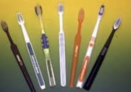 Verschiedene Handzahnbürsten - Prophylaxe Braunschweig Mehrere Zahnbürsten nebeneinander